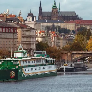Båthotell Admiral, Prag