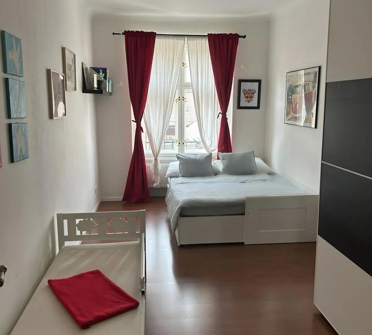 The Riverbank Flat - Perfect For Family Praga