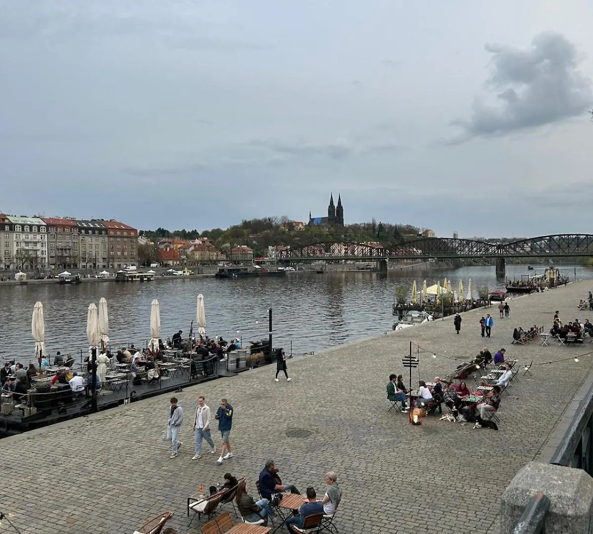 The Riverbank Flat - Perfect For Family Praga